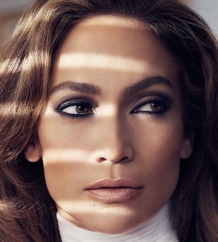 Дженнифер Лопес украсила обложку глянца