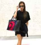 Виктория Бекхэм демонстрирует ножки в коротких шортах