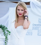 Ольга Фреймут в белом платье