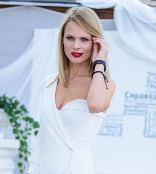 Ольга Фреймут в белом платье