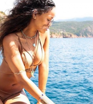 Рианна показала фигуру в бикини