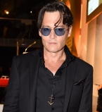 Джонни Депп вышел в свет с зеленым маникюром