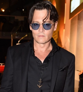 Джонни Депп вышел в свет с зеленым маникюром