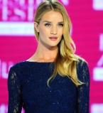 Рози Хантингтон-Уайтли блистает на подиуме