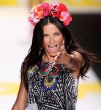 Адриана Лима блистает на подиуме