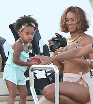 Бейонсе и ее очаровательная дочь отдыхают в Портофино