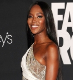 Наоми Кэмпбелл вышла в свет в роскошном парике