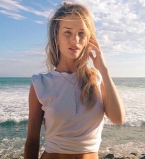 Роузи Хантингтон-Уайтли хвастается стройной фигурой