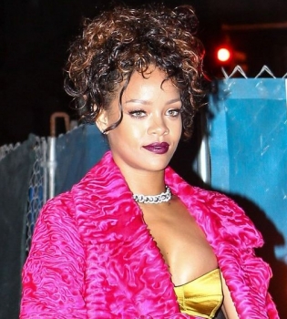 Рианна появилась на публике в откровенном мини