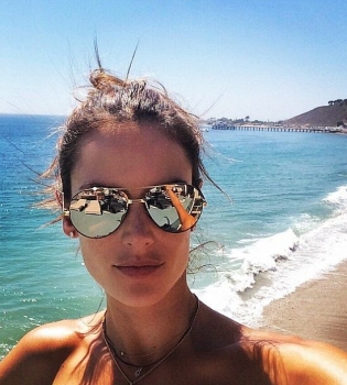 Алессандра Амбросио демонстрирует свою красоту