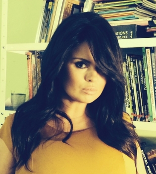 Анна Семенович стала брюнеткой