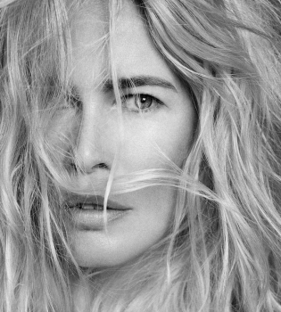 Клаудия Шиффер покоряет своей роскошной фигурой