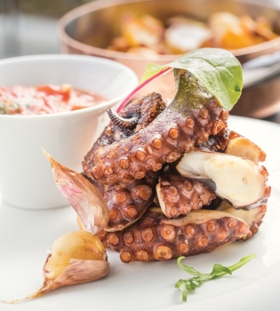 Средиземноморский осьминог  в панорамном ресторане Терракота