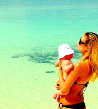 Наташа Поли украсила обложку Vogue