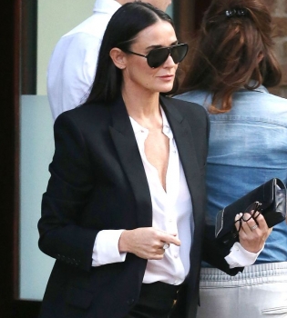 Деми Мур появилась на публике в трендовом элегантном образе