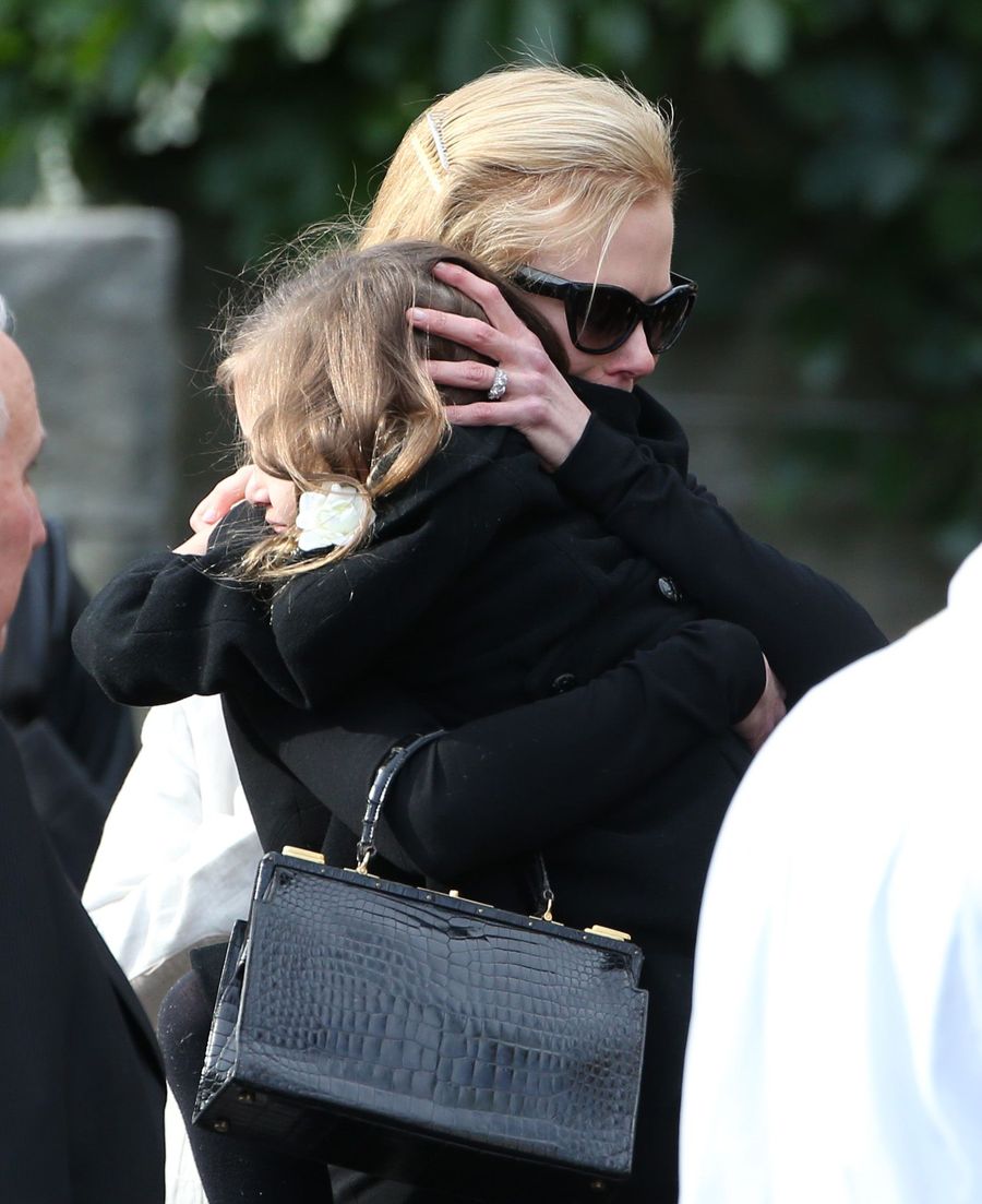 Николь Кидман не смогла сдержать слез на похоронах отца
