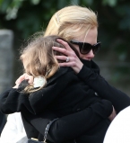 Николь Кидман не смогла сдержать слез на похоронах отца