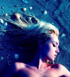 Полина Гагарина показала фигуру в бикини