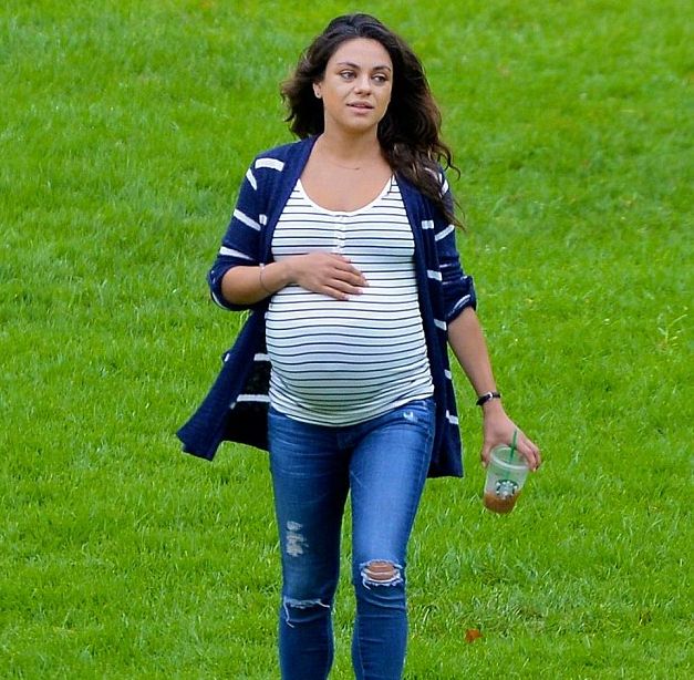 Мила Кунис показала свой огромный беременный живот