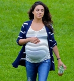 Мила Кунис показала свой огромный беременный живот