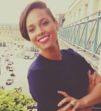 Алиша Кис обнажила беременный животик