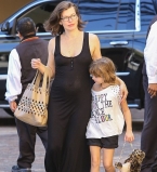 Милла Йовович демонстрирует округлившийся животик