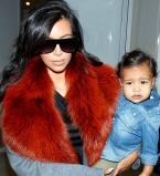 Ким Кардашьян вышла в свет со своей маленькой дочкой