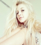 Эрика Герцег похвасталась пышным бюстом