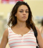 Мила Кунис гуляет по магазинам