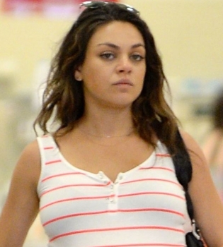 Мила Кунис гуляет по магазинам