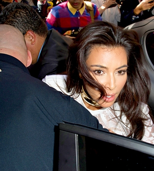 Украинский журналист напал на Ким Кардашьян