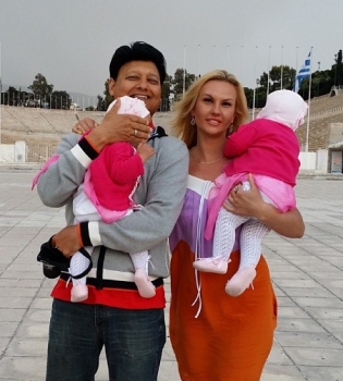 Камалия с мужем и дочками