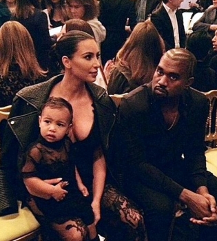 Ким Кардашьян и ее дочь блистают в прозрачных платьях