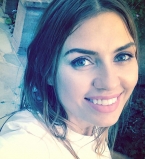 Виктория Боня позирует в объятиях любимого