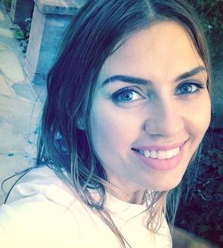 Виктория Боня позирует в объятиях любимого