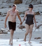 Беременная Милла Йовович демонстрирует животик