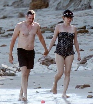 Беременная Милла Йовович демонстрирует животик