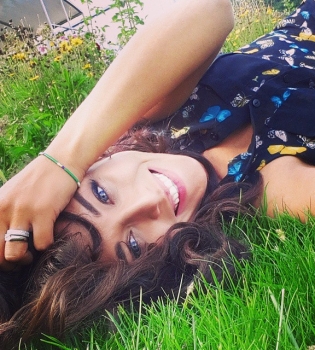 Алина Астровская показала лицо без макияжа