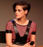 Кристен Стюарт вышла в свет в оригинальном наряде от Chanel