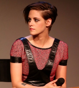 Кристен Стюарт вышла в свет в оригинальном наряде от Chanel