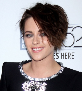 Кристен Стюарт вышла в свет в роскошном наряде