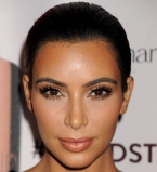 Ким Кардашьян соблазняет пышной грудью в платье с откровенным декольте