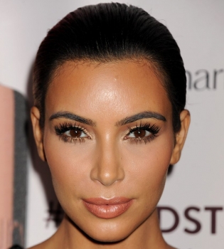 Ким Кардашьян соблазняет пышной грудью в платье с откровенным декольте