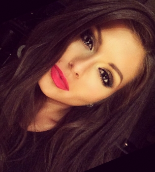 Нюша покрасила волосы в синий цвет