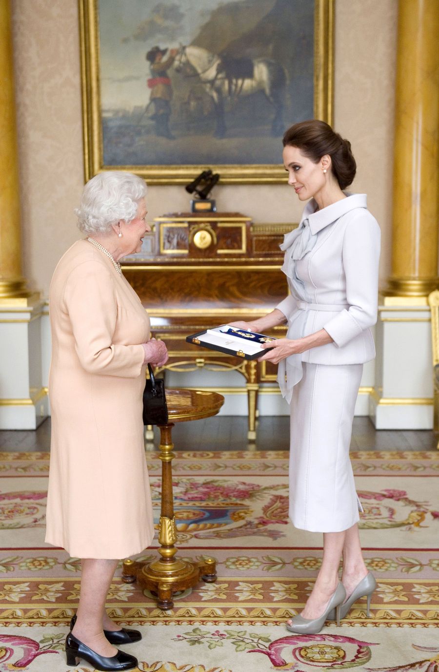 Анджелина Джоли блистает в изысканном наряде на вручении почетного титула