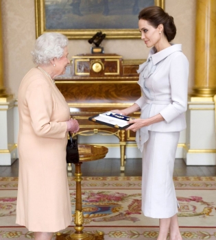 Анджелина Джоли блистает в изысканном наряде на вручении почетного титула