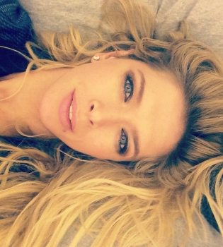 Вера Брежнева демонстрирует идеальную фигуру в нижнем белье