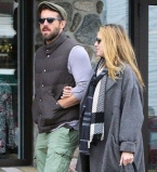 Блейк Лайвли прячет животик под объемным пальто