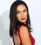 Меган Фокс блистает в роскошном красном платье от Versace