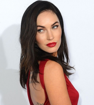 Меган Фокс блистает в роскошном красном платье от Versace